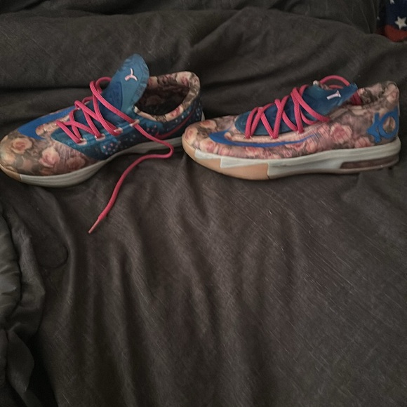 Basketball shoes - Picture 2 of 4